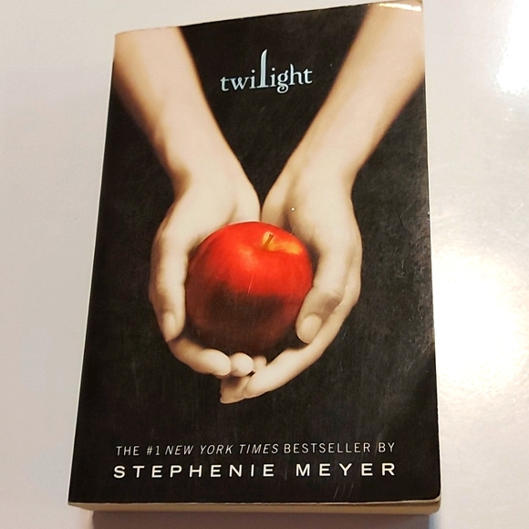 First Two Books from the Twilight Saga- Twilight & New Moon by Stephanie Meyer - Picture 2 of 11